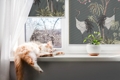 Store intérieur avec motif d'oiseaux près du rosier