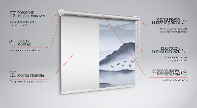 Store intérieur fenêtre montagnes dans le brouillard