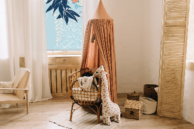 Store intérieur avec héron dans les fleurs