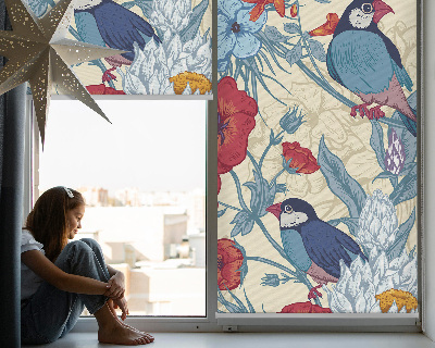 Store intérieur fenêtre avec motif d'oiseaux parmi les fleurs
