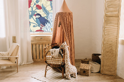 Store intérieur fenêtre avec motif d'oiseaux parmi les fleurs