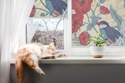 Store intérieur fenêtre avec motif d'oiseaux parmi les fleurs