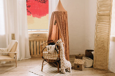 Store intérieur fenêtre avec des fleurs dans un cercle rouge