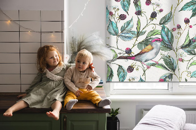 Store fenêtre intérieur avec des feuilles bleues et des oiseaux colorés
