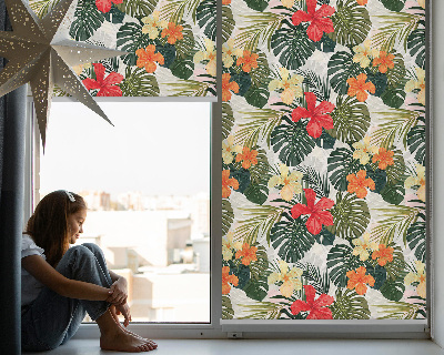 Store fenêtre intérieur avec fleurs et feuilles tropicales