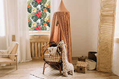 Store fenêtre intérieur avec fleurs et feuilles tropicales