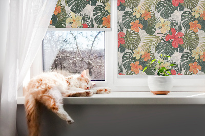 Store fenêtre intérieur avec fleurs et feuilles tropicales