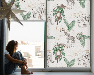 Store enrouleur occultant avec motif girafes, éléphants et feuilles