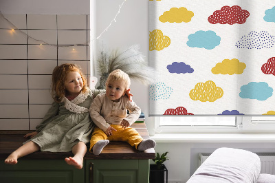 Store enrouleur occultant avec motif de nuages colorés