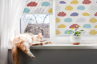 Store enrouleur occultant avec motif de nuages colorés