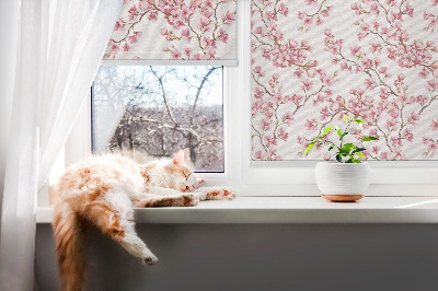Store enrouleur occultant avec motif de pétales roses et des bourgeons sur un arbre