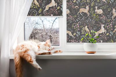 Store fenêtre intérieur avec des chevreuils, des oiseaux et des lapins