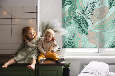 Store fenêtre intérieur avec feuilles tropicales