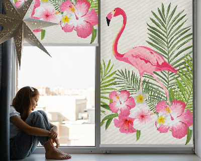 Store fenêtre intérieur avec flamants roses près des feuilles