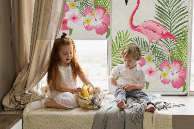 Store fenêtre intérieur avec flamants roses près des feuilles