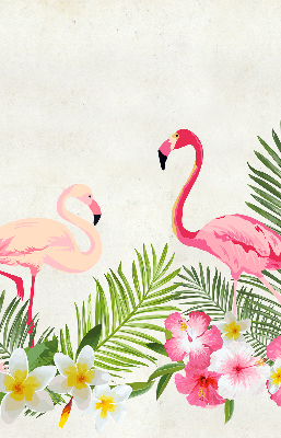 Store fenêtre intérieur avec flamants roses près des feuilles