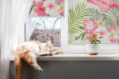 Store fenêtre intérieur avec flamants roses près des feuilles