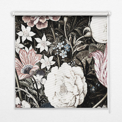 Store occultant fenêtre un bouquet de fleurs