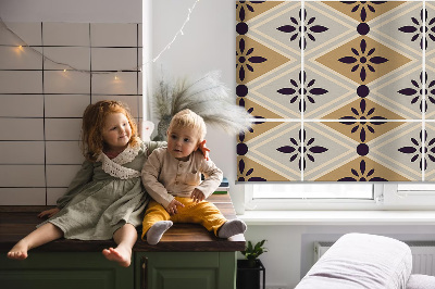 Store fenêtre intérieur avec motif de fleur dans un losange
