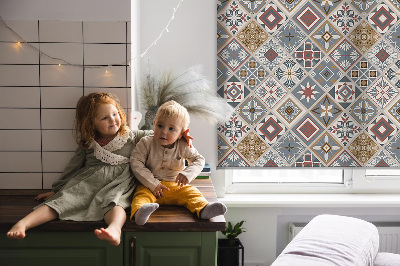 Store fenêtre intérieur en losanges décoratifs