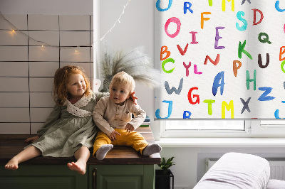 Store fenêtre intérieur avec lettres colorées