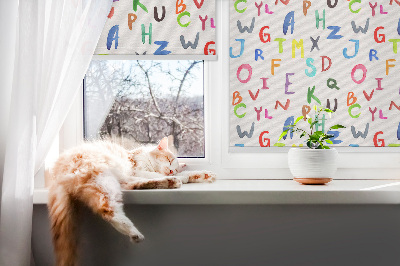 Store fenêtre intérieur avec lettres colorées