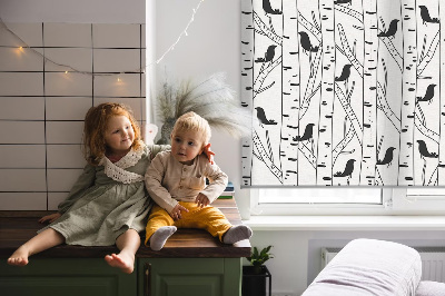 Store fenêtre intérieur avec motif d'oiseaux et d'arbres dessinés