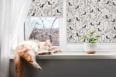 Store fenêtre intérieur avec motif d'oiseaux et d'arbres dessinés