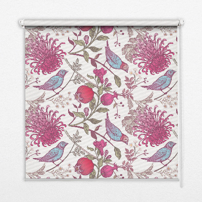 Store enrouleur occultant avec des oiseaux colorés parmi les fleurs