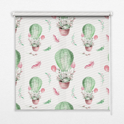 Store fenêtre intérieur avec ballons verts