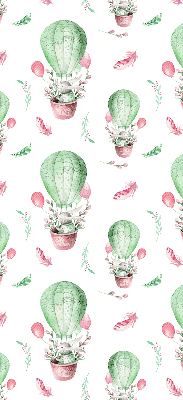 Store fenêtre intérieur avec ballons verts