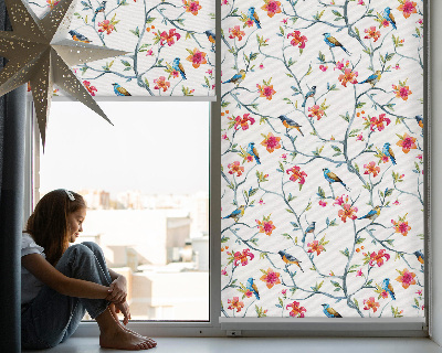 Store fenêtre intérieur avec un oiseau sur une branche