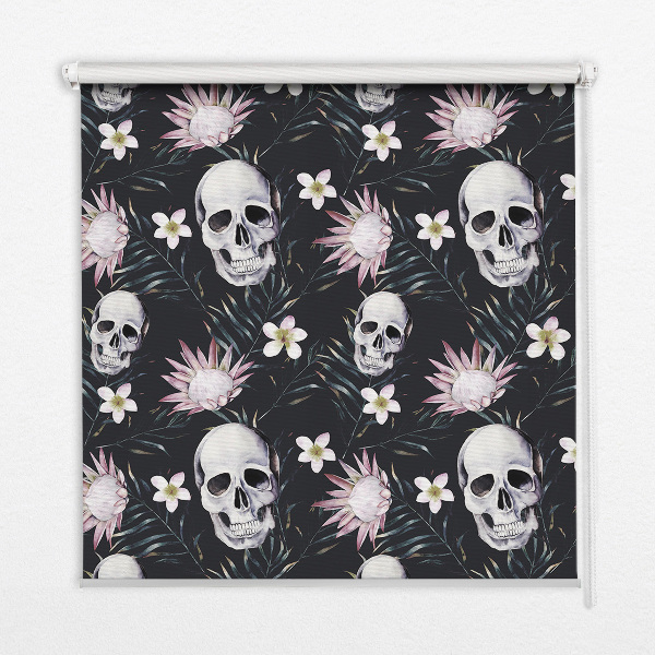 Store enrouleur occultant des crânes parmi les fleurs