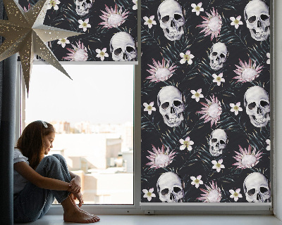 Store enrouleur occultant des crânes parmi les fleurs
