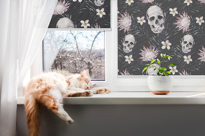 Store enrouleur occultant des crânes parmi les fleurs