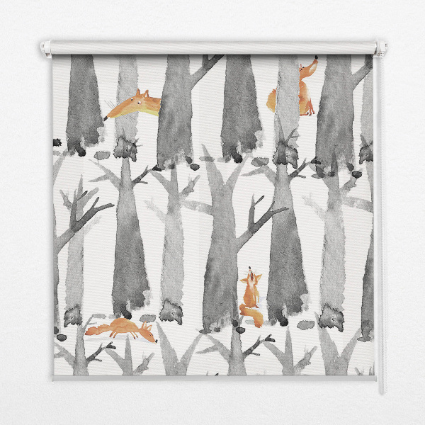 Store fenêtre intérieur avec arbres gris et renards roux