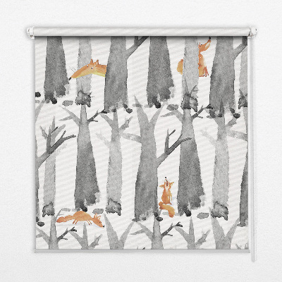 Store fenêtre intérieur avec arbres gris et renards roux
