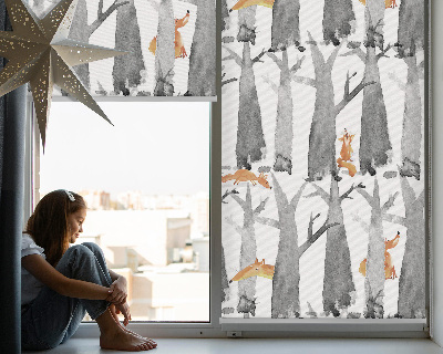 Store fenêtre intérieur avec arbres gris et renards roux