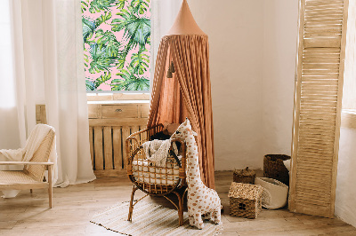 Store fenêtre intérieur avec variétés de feuilles tropicales