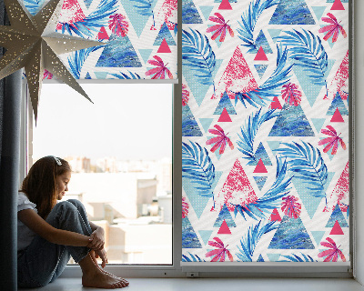 Store fenêtre intérieur avec feuilles bleues et triangles