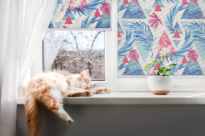 Store fenêtre intérieur avec feuilles bleues et triangles