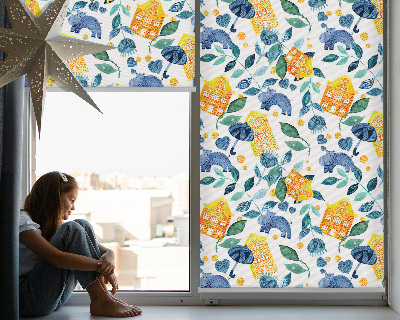 Store fenêtre intérieur pour maisons jaunes avec des plantes bleues