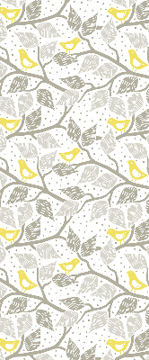Store fenêtre intérieur avec des oiseaux jaunes sur des branches grises