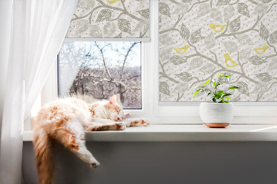 Store fenêtre intérieur avec des oiseaux jaunes sur des branches grises
