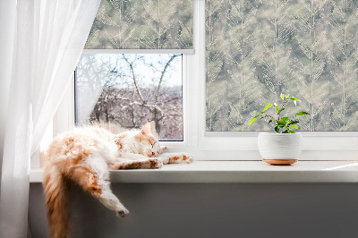 Store fenêtre intérieur avec un croquis d'une plante sur fond coloré