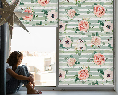 Store occultant fenêtre aux roses sur rayures horizontales vertes