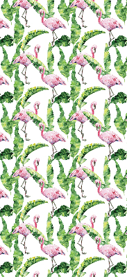 Store fenêtre intérieur pour flamants roses près des feuilles