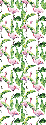 Store fenêtre intérieur pour flamants roses près des feuilles