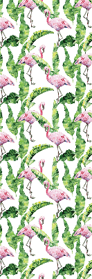 Store fenêtre intérieur pour flamants roses près des feuilles