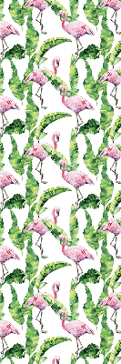 Store fenêtre intérieur pour flamants roses près des feuilles